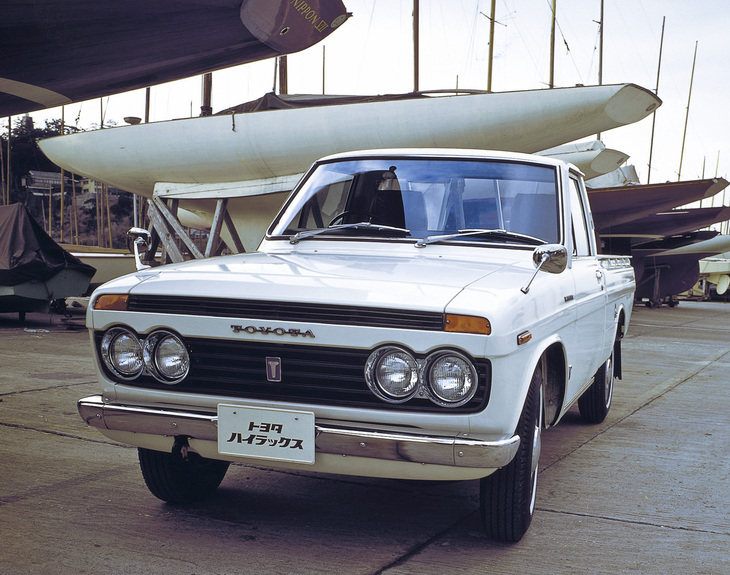 1968年デビューの初代「トヨタ・ハイラックス」。提携していた日野のボンネットトラック「ブリスカ」の後継モデルとして開発され、1.5リッター直4 OHVエンジンを積む。