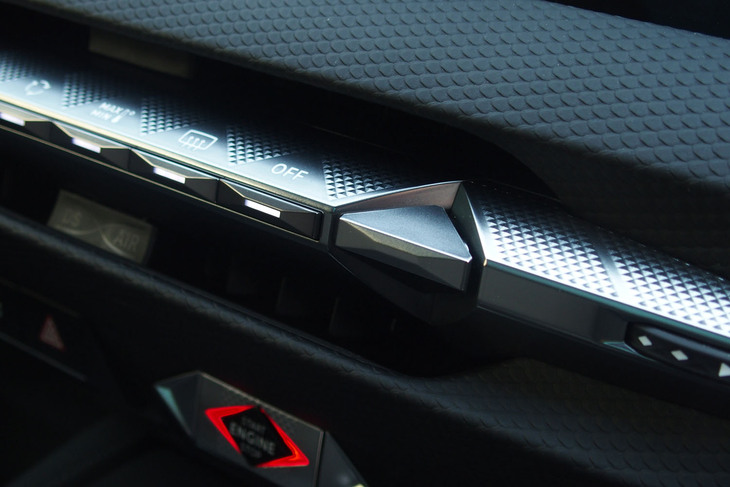 DS 4リヴォリE-TENSE（エアコン吹き出し口）