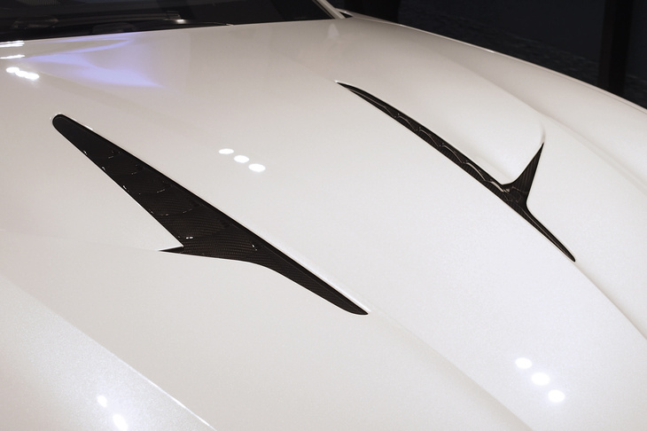 新型「ヴァンキッシュ」のカーボンボンネット。エア抜き用のスリットとその周辺のみ、カーボン地がむき出しとなっている。