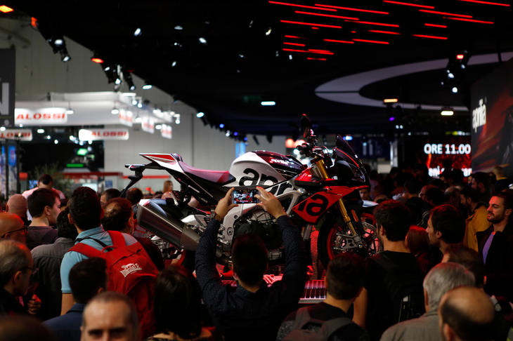 アプリリアが発表した新型「トゥオーノV4ファクトリー」。スーパースポーツモデル「RSV4 RF」の基本コンポーネンツを使用しつつ、アップハンドルのネイキッドスポーツスタイルに仕立てたモデルで、エンジンはボアをわずかに広げ、排気量を999ccから1077ccとしている。