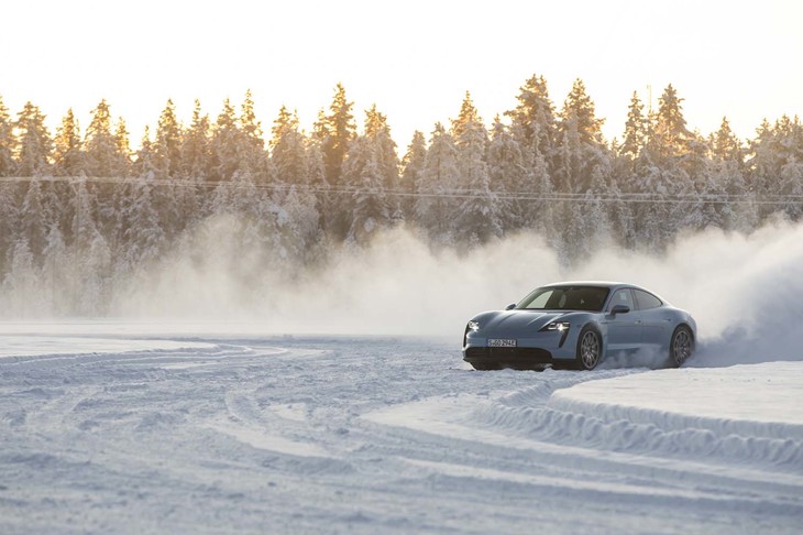 リアアクスルには2段のATが搭載される。1速（レシオは15：1）は「スポーツ」「スポーツ＋」モードやローンチコントロール作動時に使われ、通常時は2速（同8：1）のみで走行する。