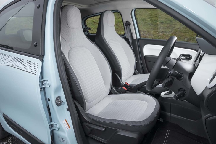 ヘッドレスト一体型のフロントシートの掛け心地は良好。シートにかけるコストを惜しまないのはルノーの伝統だ。