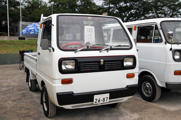 1971年「三菱ミニキャブEL」。こんな顔つきのミニキャブあったっけ？　と思いオーナーに尋ねたところ、1年ほどしか作られなかった、レアな仕様とのこと。ちなみに角形ヘッドライトは、前に紹介した「ミニカ'70」と共通という。