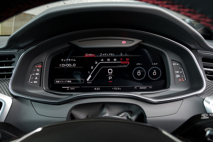 アウディが先鞭をつけた液晶式メーターの「アウディバーチャルコックピット」にはセンターにタコメーターとスピードメーターを表示する「RS」モデル専用表示モードが備わっている