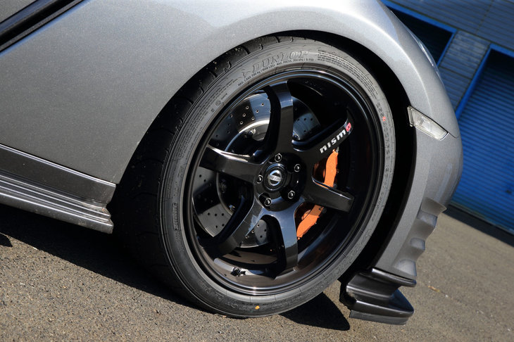 試乗車には2017年型「GT-R NISMO」のホイールと、純正の高性能スポーツタイヤ「ダンロップSP SPORT MAXX GT600 DSST CTT」が装着されていた。