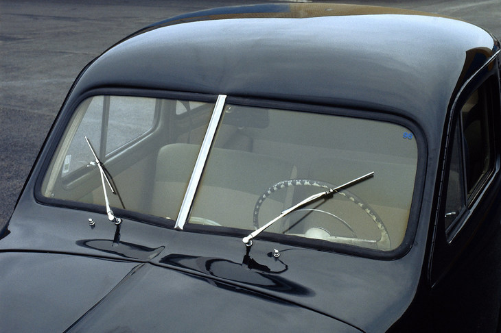 「ボルボPV444」のフロントウィンドウ。衝突時の飛散を防ぐ合わせラミネートガラスが用いられている。