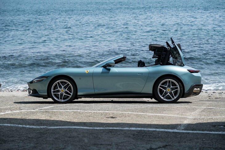 電動ソフトトップはわずか13.5秒で開閉が可能。車速が60km/h以下なら走行中でも操作できる。5層構造のファブリックによるクローズド時の静粛性や、豊富に用意される表皮の仕様も魅力だ。