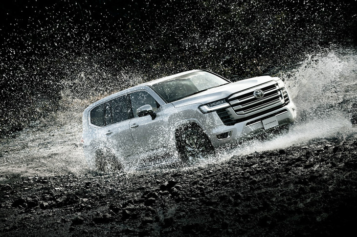 新型「トヨタ・ランドクルーザー」。今からオーダーしても納車には多大な時間を要するという人気ぶりだ。