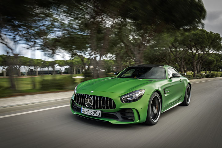 動力性能は0-100km/h加速が3.6秒で、最高速は318km/h。