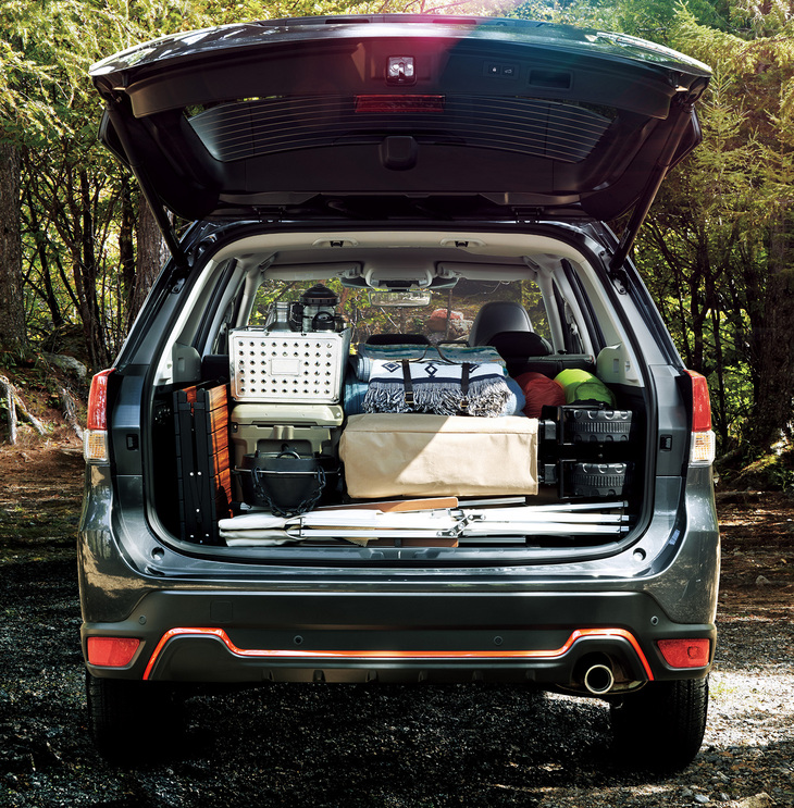 スバル車がなぜこんなにスクエアなお尻をしているかといえば、それはやはり機能性のため。荷室の有効スペースを広くとり、テールゲートの開口部を少しでも大きくするためなのだ。