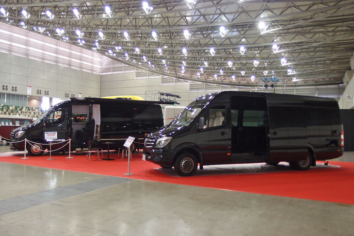 この巨大なトレーラーは、メルセデス・ベンツのもの。写真右の「スプリンター」（630万円）をベースにカスタマイズを施し、高級キャンピングカー「エアストリーム インターステート」（1590万円）として仕立てられている。