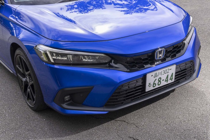 ブルーの「H」エンブレムが「e：HEV」の証し。グロスブラックのグリルも専用仕立てだ。