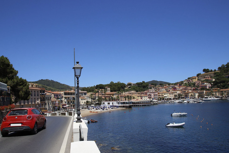 エルバ島で。島内の東側、ポルト・アッズーロは、湾に面した人口約3600人の村である。