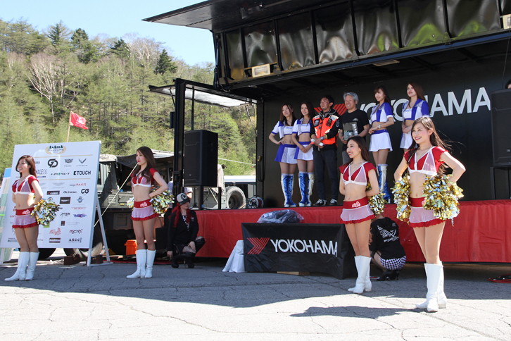 エンドレスレディとチアガールが華を添えた表彰式風景。