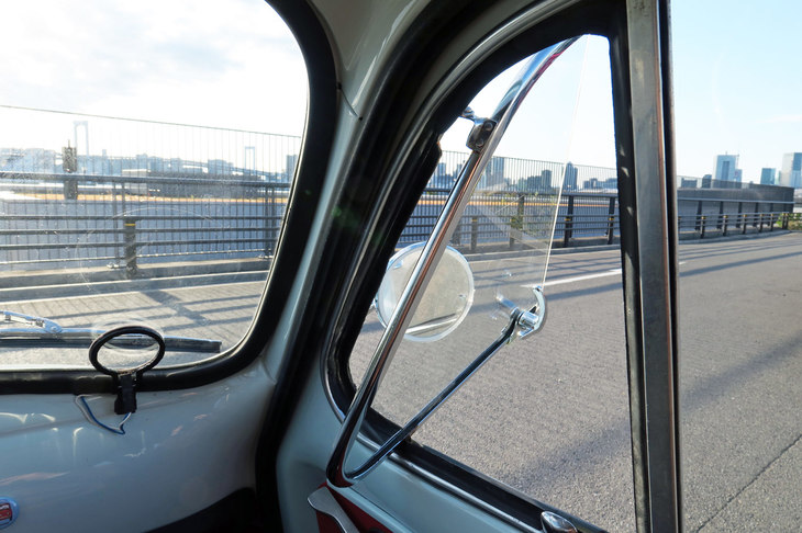 サイドウィンドウには懐かしの三角窓を装備。冷房はないが、これを開けて走っていれば十分に快適である。