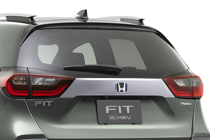 これまでボディー同色だった「フィット クロスター」のリアライセンスガーニッシュはシルバーに変更された。