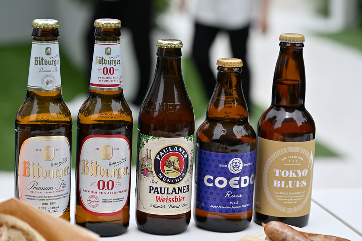 カフェ＆バースペースでは日本とドイツ、双方のクラフトビールを取りそろえている。