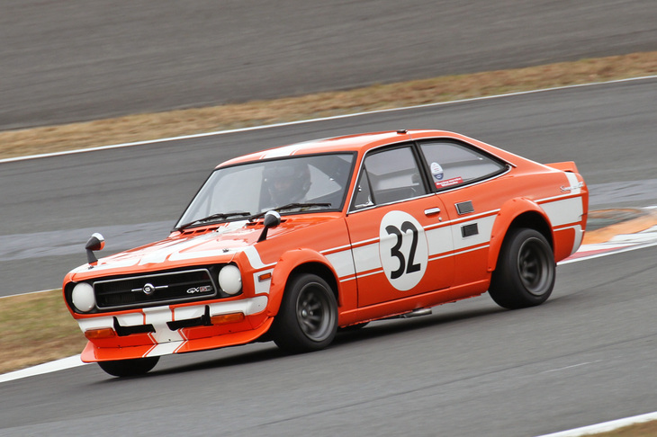 「フェアレディ240ZG」とともにフォーメーションラップを先導した、ツーリングカーで大活躍した1972年「ダットサン・サニー1200クーペGX-5」（KB110）。この個体は1972年の東京モーターショーに参考出品されたもので、本年、日産名車再生クラブでレストアされた。ステアリングを握ったのは和田孝夫。