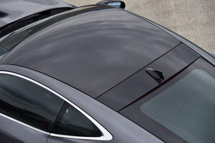 「カーボンファイバールーフ」は、30万9000円のオプション。「Fタイプ クーペ」全モデルで選択可能。