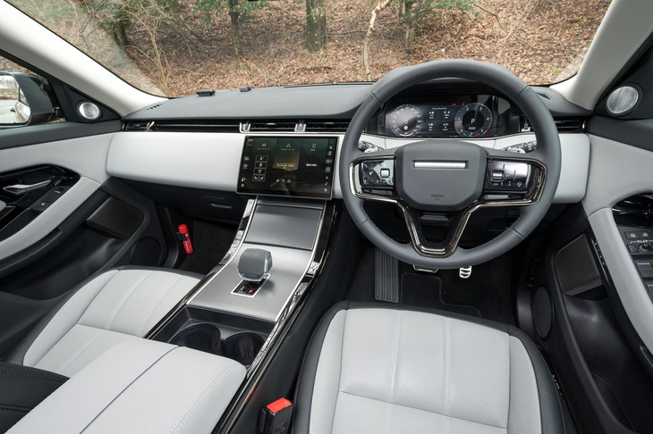 シンプルを極めたインテリアはレンジローバーの名にふさわしい精緻な仕立て。この眺めだけならより上級の「ヴェラール」とほとんど見分けがつかない。