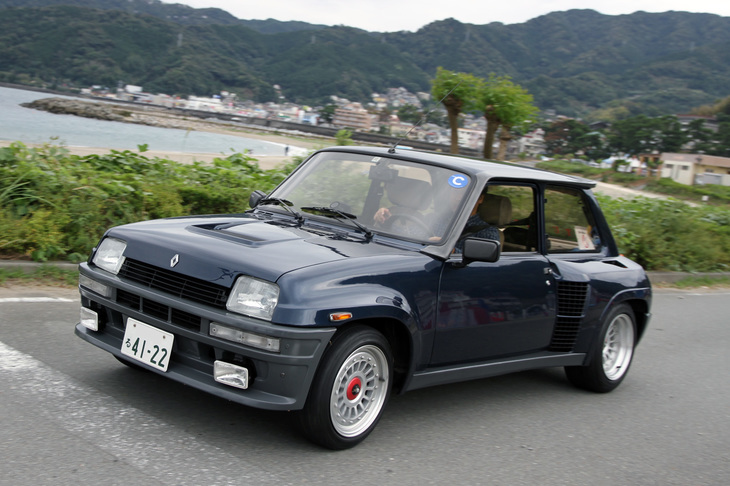 1983年「ルノー5ターボ2」。初代5のボディーに165psを発生する1.4リッター直4ターボユニットをミドシップしたマシン。
