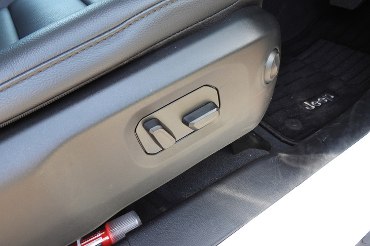 ジープ・ラングラー アンリミテッド サハラ（パワーシートのスイッチ）