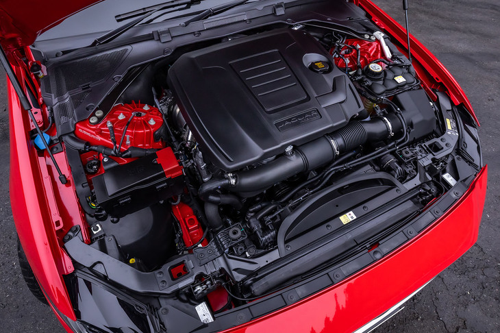 「XE R-DYNAMIC HSE P300」に搭載される2リッター直4ターボエンジン。最高出力300PS、最大トルク400N・mを発生する。