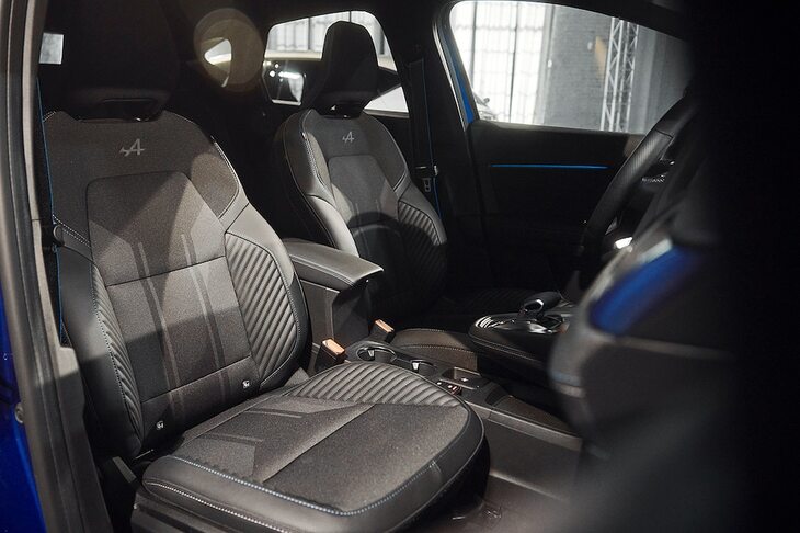 シートは上質。ただし、走らせてみると、サイドのサポートがやや不足しているように思われる。