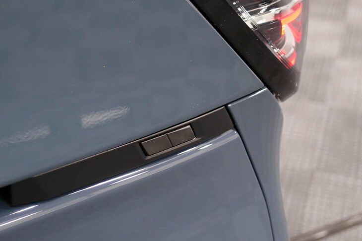 トヨタ・ヴォクシーS-Z＜7人乗り／ハイブリッド車＞（車体左側後方にレイアウトされるパワーバックドアの開閉スイッチ）