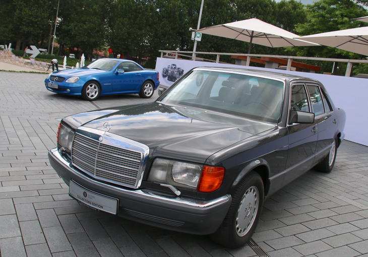 2代目「メルセデス・ベンツSクラス」（W126）の側面パネルは、デザイナーの姓にちなんで“サッコプレート”と呼ばれるようになった。