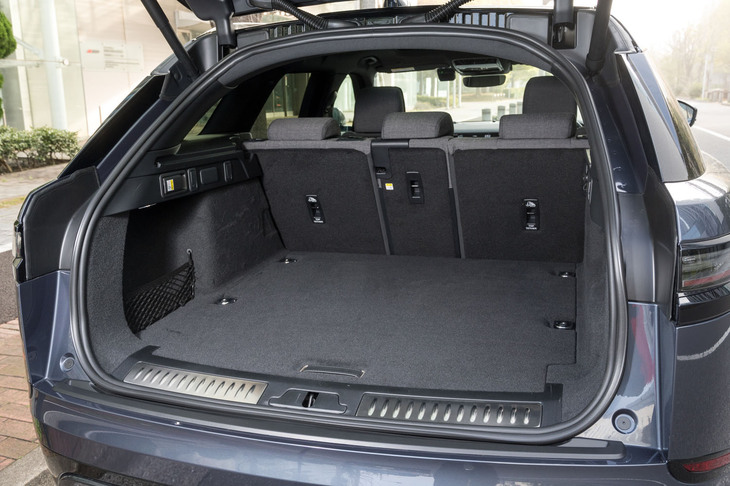 荷室の容量はガソリン車やディーゼル車と同じ673リッター。荷室側から後席の背もたれをリリースできる機能は2万1000円のオプション。