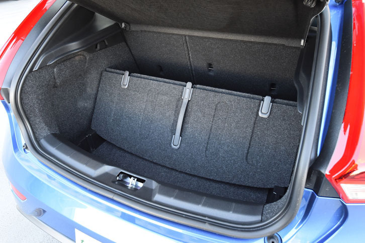 荷室のフロアボードは折り畳み式。適切な角度に固定し、積載する荷物を安定させることができる。