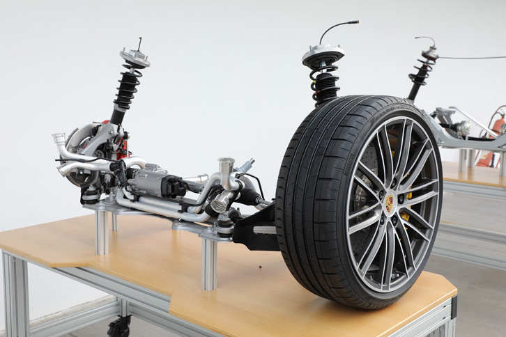 試乗会場に展示されていた「ターボS Eハイブリッド」の足まわり。同グレードでは、トルクベクタリング機能やリアディファレンシャルロック付きのロール安定化システム、減衰力可変機能付きのエアサスペンション、セラミックコンポジットブレーキなどが標準装備となる。