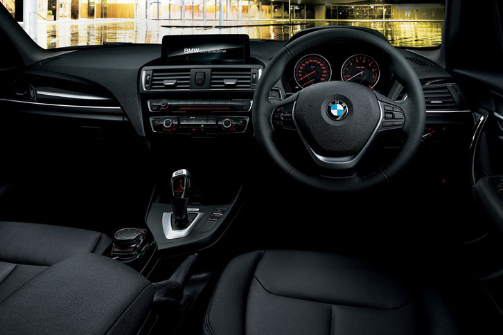 内装はブラックを基調にクロームのアクセントが施されている。