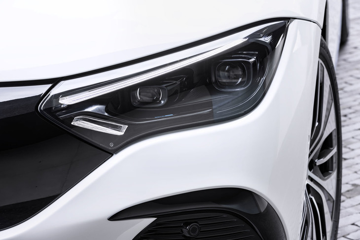 メルセデス・ベンツEQE（ヘッドランプ）