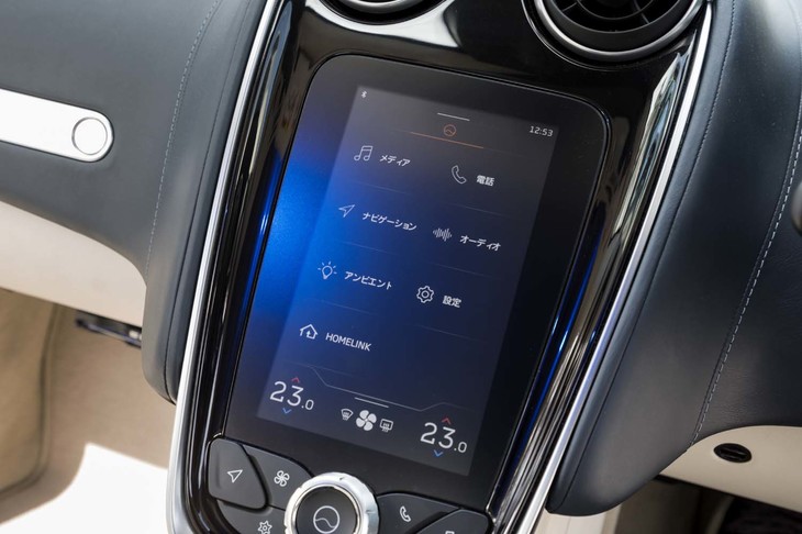センターコンソールには、インフォテインメントシステム用の縦型7インチモニターが装着される。