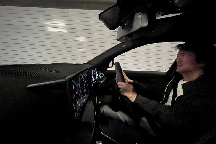 「B3 GT」で首都高に乗り入れて、まずはジョイントの乗り越え時の収束具合を確かめる。確かにコントロールしやすく乗り心地はいいが、首都高の速度域ではアルピナの本領が発揮できないとも感じた。