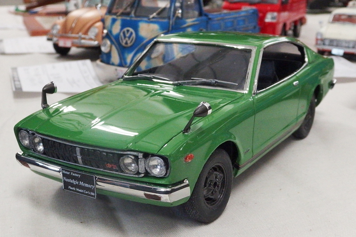 毎回、キットの存在しない車種を数台抱えて、北海道から飛んでくるモデラー氏の作品。今回の1台目は初代「トヨタ・カリーナ ハードトップ2000GT」。ベースはアオシマ製1/24初代「セリカ リフトバック」とのことだが、使えるのはホイール／タイヤと内装の一部ぐらいだろう。