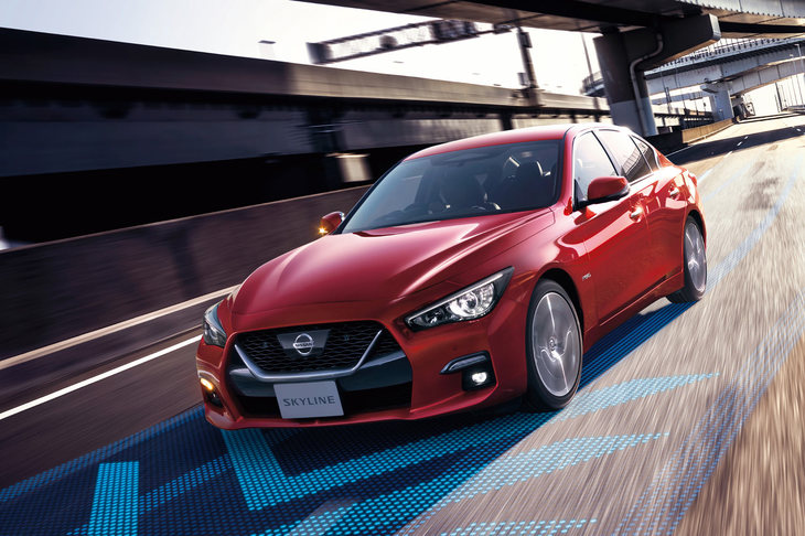 「ホンダセンシングエリート」と同じく、カーナビと連携した運転支援機能を備えた「日産プロパイロット2.0」。こちらは高速道路の分岐や合流でもステアリングアシストが機能する。