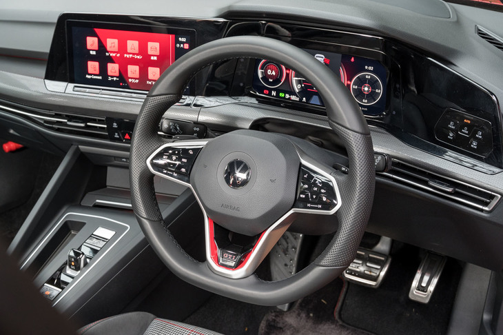 操舵機構には舵角によってギアレシオが変わるプログレッシブステアリングを採用。ロック・トゥ・ロックは2.1回転で、従来型よりダイレクトなレシオが設定されている。