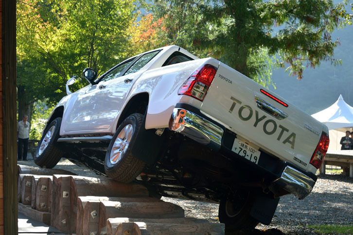 後輪のどちらかが脱輪またはスリップした場合には、後輪左右を直結して駆動力を路面に伝えるリアデフロックが使える。