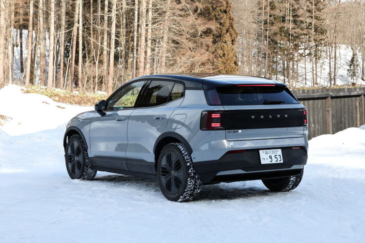 今回、新潟・妙高高原でステアリングを握った「EX30クロスカントリー ウルトラ ツインモーター パフォーマンス」のボディーサイズは全長×全幅×全高＝4235×1850×1565mm、ホイールベースは2650mm。ベースとなる「EX30」よりも幅が15mm広く、全高が15mm高い設定である。最低地上高は195mm。