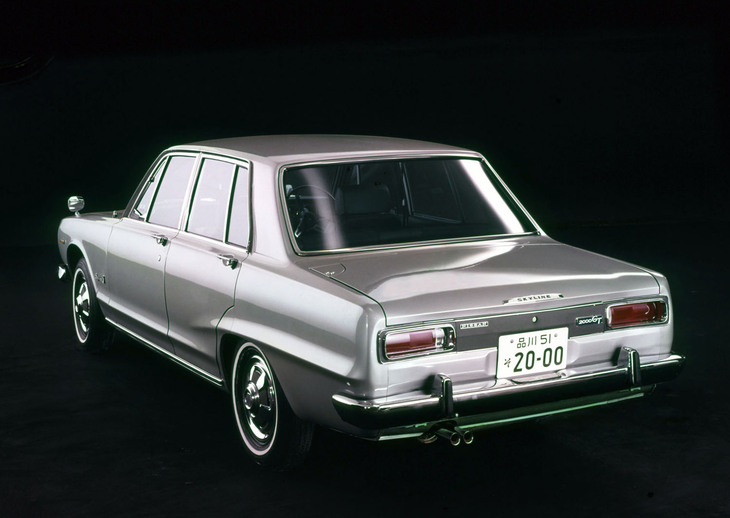 ベースとなった「スカイライン2000GT」（GC10）。キャップ付きのスチールホイールにホワイトリボン入りタイヤを履くが、これでも当時はスポーティーと評された。純正タイヤはこのGTはもちろん「GT-R」でもバイアスだった。