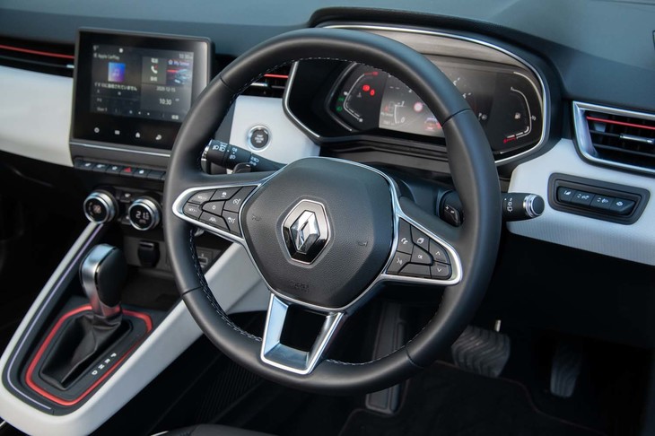 ヒーター付きのレザーステアリングホイールは全グレード共通。チルトだけでなくテレスコピック調整機能も付いている。