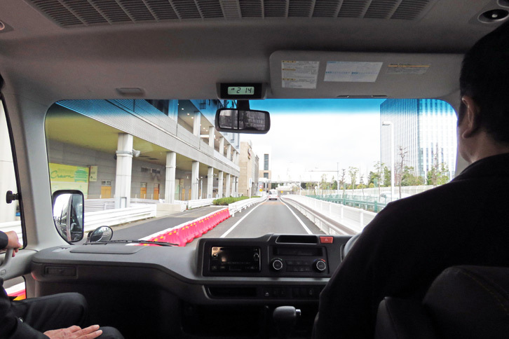 メガウェブの構内コースを使った試乗の様子。窓側の席に座ったところ、窓のふちにヒジを置ける空間ができたことや、従来モデルから高められた静粛性などが印象的だった。