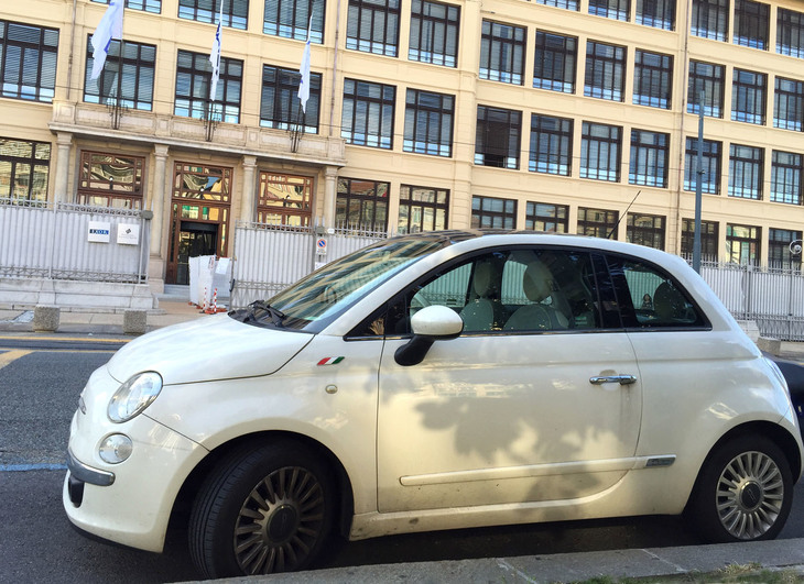 2016年の姿。工事のためかフェンスはシートで覆われている。木枠を用いた荘重な入り口が見える。