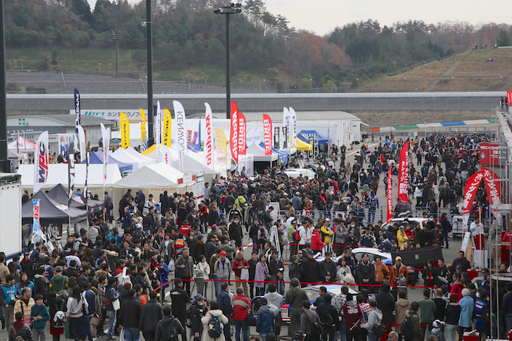 ツインリンクもてぎの第1パドック。ホンモノのレーシングカーが間近で見られるとあって、人の流れは絶えなかった。
