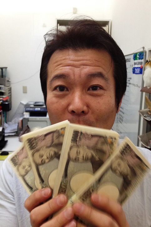 
	筆者が長年通いつめているスーパーカー専門店「コーナーストーンズ」代表の榎本修氏（通称：エノテン）。「カウンタック」から「512TR」に乗り換えることで、エノテンから400万円が戻ってきた。
	