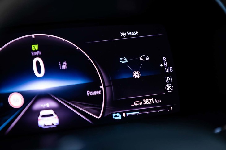 ブルー基調のカラーが鮮やかな、10.2インチの液晶メーター。エネルギーフローや燃費を含む各情報が見やすくレイアウトされている。