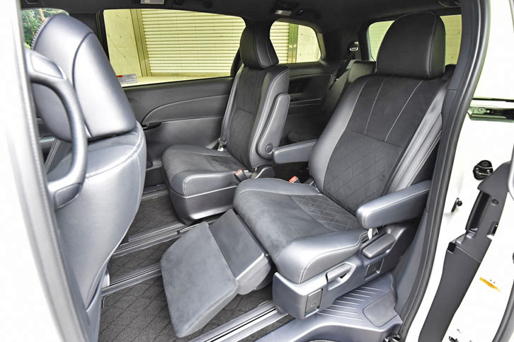 「エスティマ」の2列目は、ベンチシートも選べるベーシックグレードを除いて、全て独立タイプのキャプテンシートとなる。ひざ下をサポートするオットマンも標準で備わる。